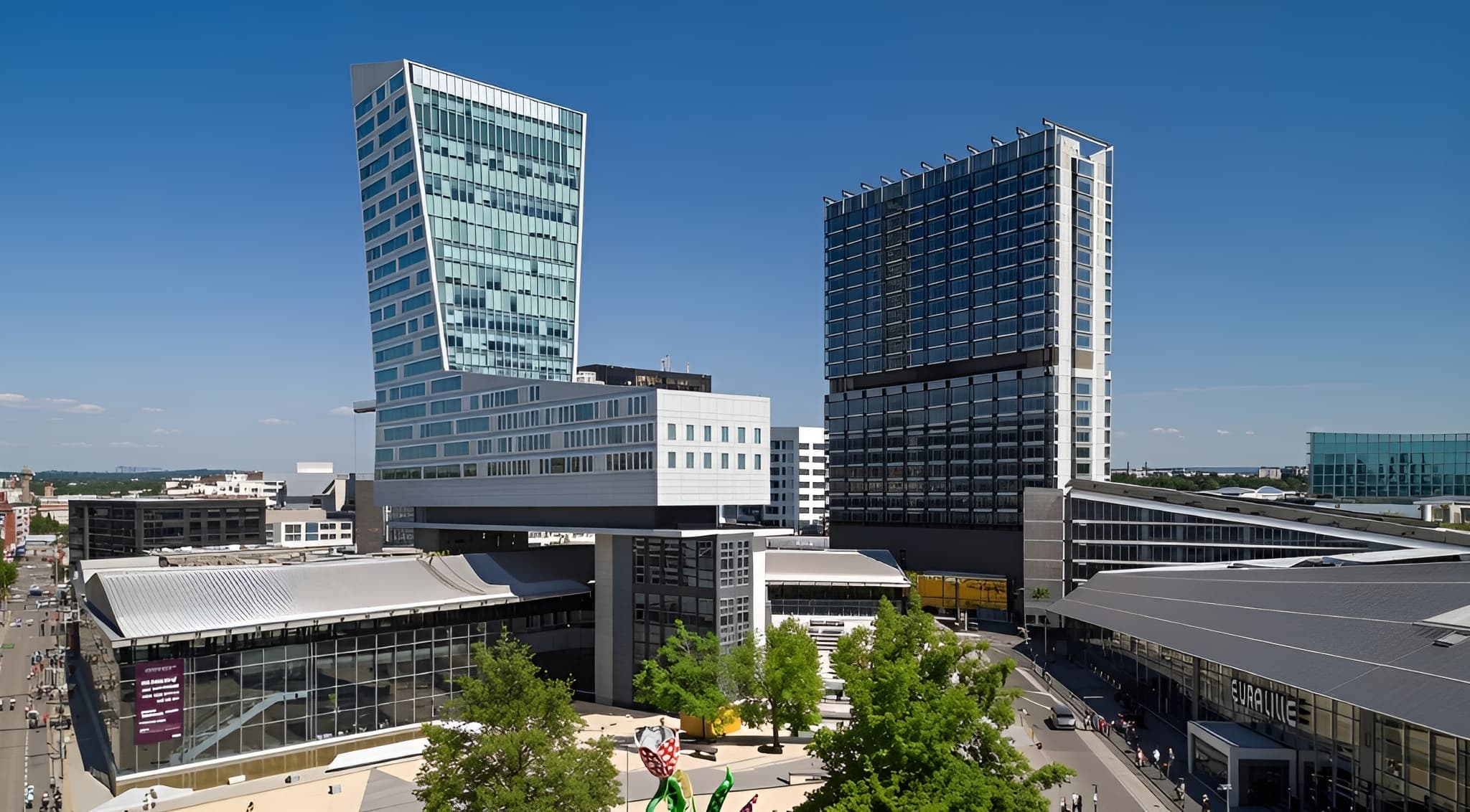 Euralille et Gare de Lille Europe - Les deux tours de bureaux conçues par Christian de Portzamparc et Claude Vasconi au-dessus de la gare Lille Europe